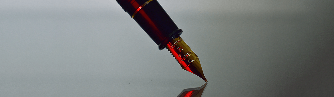 Caneta preta e dourada sob uma superfície espelhada dedicada à categoria Canetas e Esferográficas.